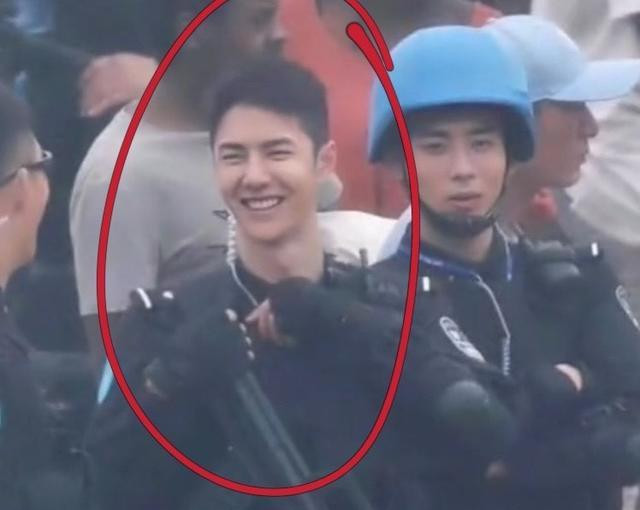 Tạo hình tóc gọn gàng của nam nghệ sĩ thuộc công ty Yuehua Entertainment