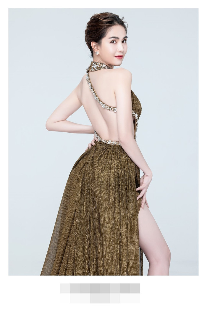 Chỉ vài động tác đơn giản, Ngọc Trinh đã làm sáng bừng khung hình. 