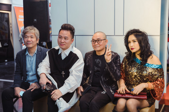 Đông đảo nghệ sĩ nổi tiếng có mặt trong họp báo.