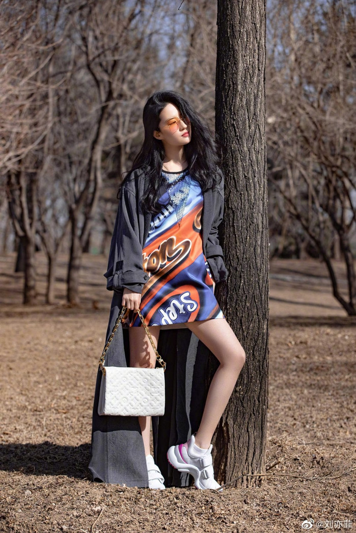 Đại diện của Louis Vuitton hiện đang được nhãn hàng ưu ái hết mực và chọn những trang phục phù hợp