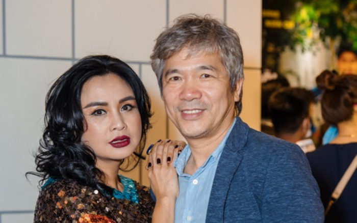 Ở tuổi 51, Thanh Lam trang điểm đậm, mặc váy siêu ngắn e ấp bên bạn trai Ảnh 2