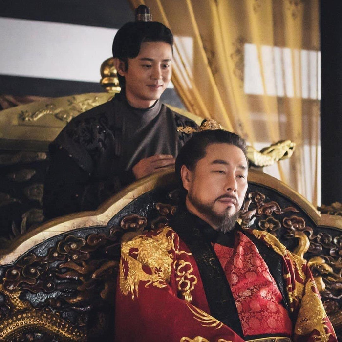 Nhà vua 'lim dim' chờ bắt chuột Lee Ji Hoon 