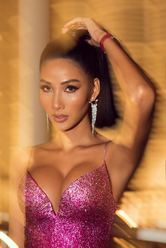 Như bao người đẹp khác, có được cặp núi đôi đồ sộ nên Hoàng Thùy cũng thường xuyên diện trang phục khoe hết cỡ mỗi khi tham gia các sự kiện
