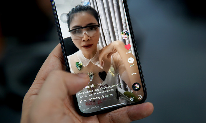 Video này của Thơ Nguyễn đã bị Cục Phát thanh, truyền hình và Thông tin điện tử Bộ TT-TT xác định có dấu hiệu vi phạm truyền bá tư tưởng mê tín dị đoan và yêu cầu làm rõ, xử lý nghiêm. (Ảnh: Lưu Quý/VnExpress)