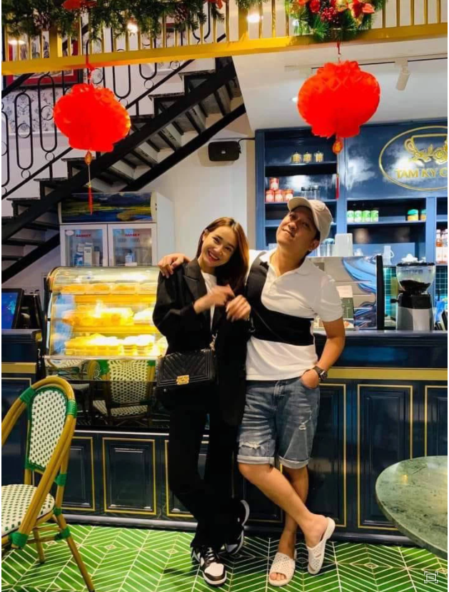 Cách đây ít ngày cặp đôi cũng được bắt gặp 'trốn con' hẹn hò riêng với nhau, lần này Trường Giang cũng ăn vận bình dân để cho vợ 'tỏa sáng' bên set đồ hiệu