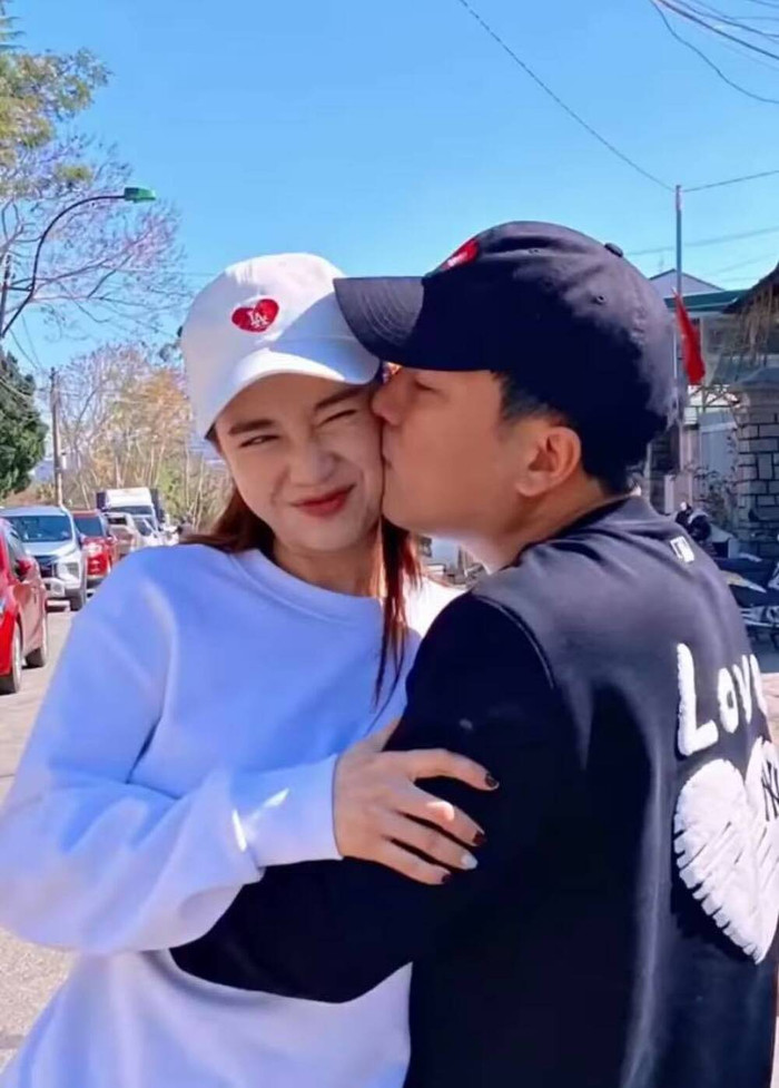 Nhìn biểu cảm của Nhã Phương khi được chồng thể hiện tình cảm có thể thấy cô đang hạnh phúc cỡ nào.