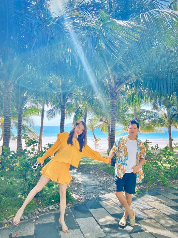 Trong ảnh, Trường Giang và Nhã Phương đều diện những trang phục trẻ trung năng động, bắt mắt