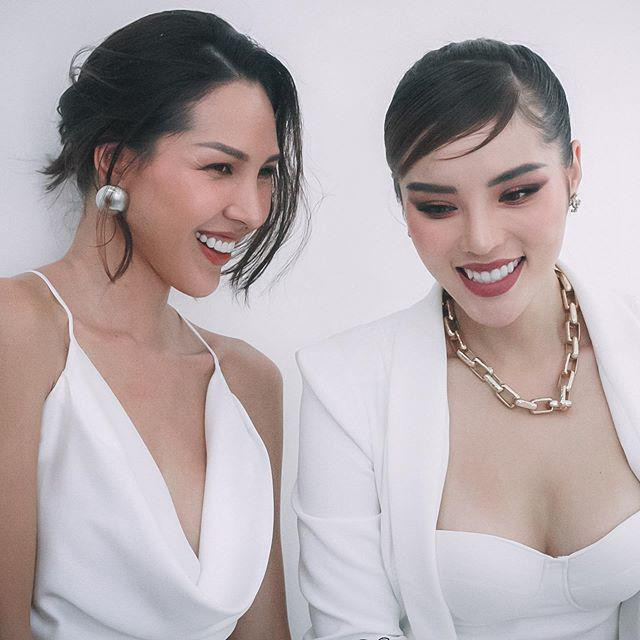 Biết là khoe, nhưng khoe thế nào để vừa phải, vẫn quyến rũ mà không phô phang mới là điều Duyên cần quan tâm. 