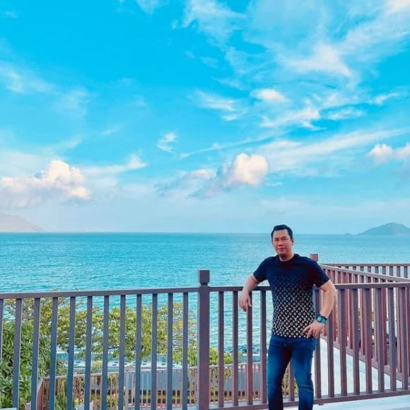 Ông xã Đức Huy cũng check-in tại một bãi biển, quả thật tương đồng. 