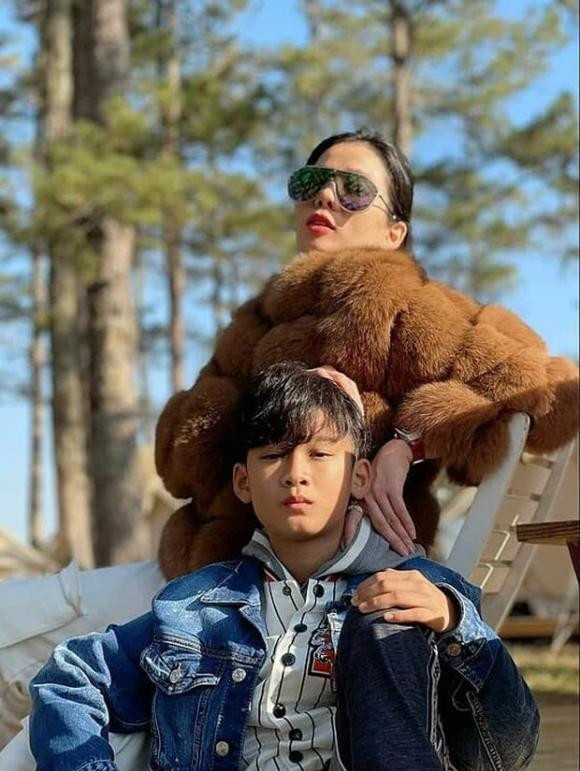 Thì cũng là lúc nữ ca sĩ cùng con trai và tình trẻ đang ở đó cắm trại... 