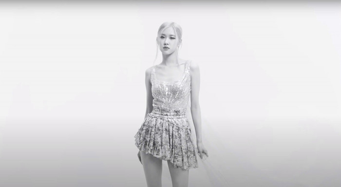 Tung MV Hàn Quốc triệu view, Rosé (BLACKPINK) đẹp ngất ngây khi diện váy NTK Công Trí Ảnh 2