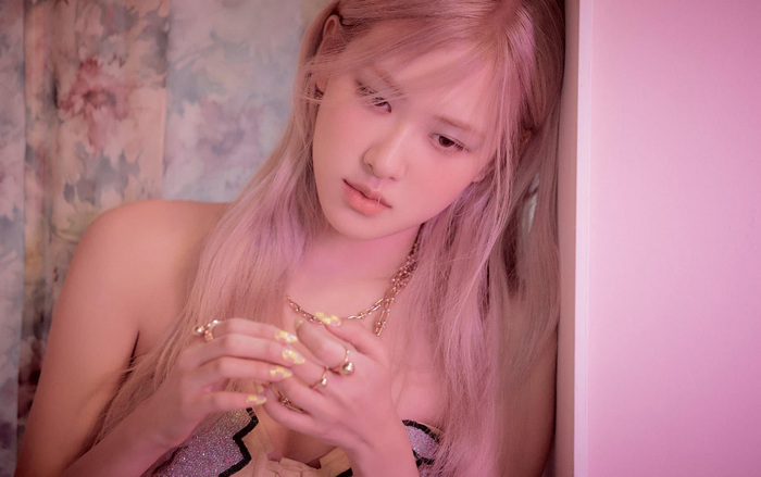 'Bóc giá' bộ sưu tập hàng hiệu trong MV On The Ground - Rosé (BlackPink) Ảnh 2