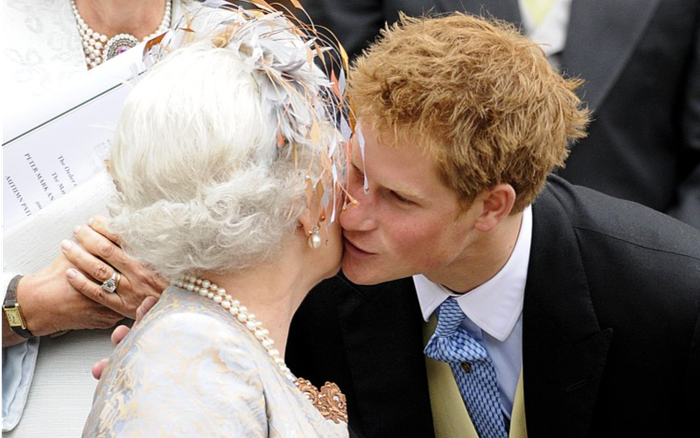 Những khoảnh khắc đáng yêu của Harry với Nữ hoàng Elizabeth II Ảnh 2