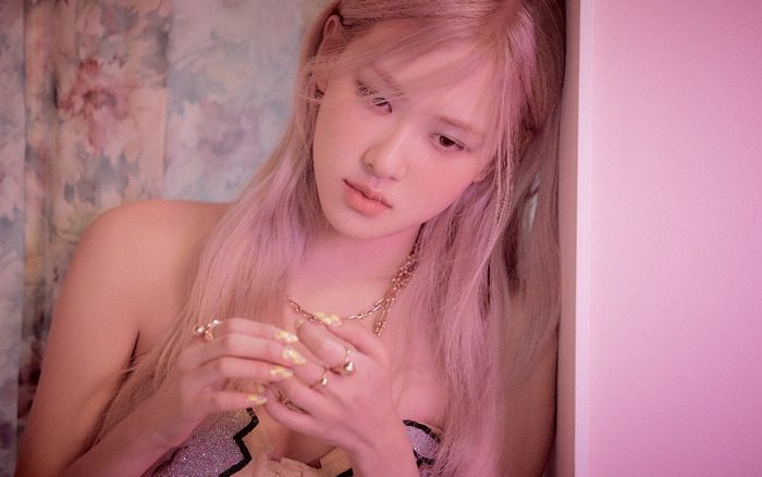 Nỗi niềm của Rosé (BLACKPINK) sau khi ra mắt ca khúc solo đầu tiên 'On the Ground' Ảnh 2