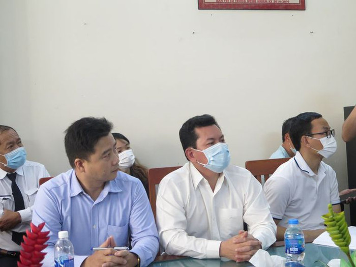 Ông Võ Hoàng Yên tại một buổi gặp mặt với bà Nguyễn Phương Hằng và ông Huỳnh Uy Dũng