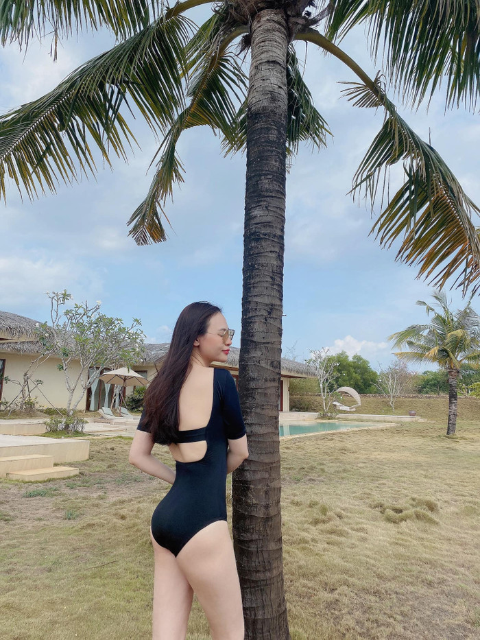 Nhìn vòng eo vừa thon vừa bé lại vừa phẳng lì trong hình của chân dài xứ Lạng thì càng thêm chắc chắn là cô không hề đang mang thai