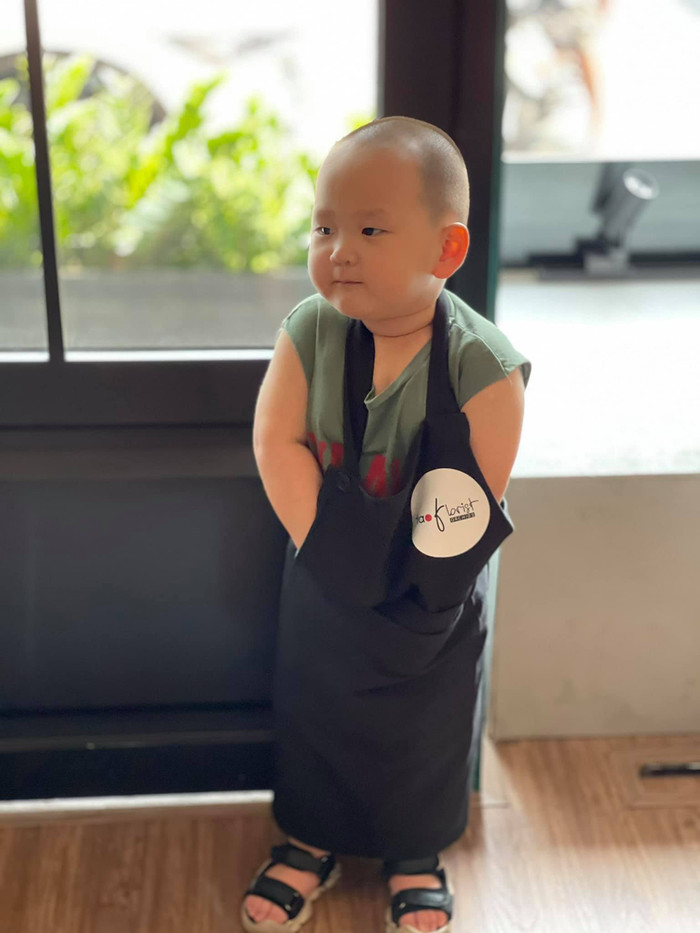 Con trai út của Trà My idol: 'Thầy Park' mini muôn ngàn sắc thái trong chiếc tạp dề Ảnh 3