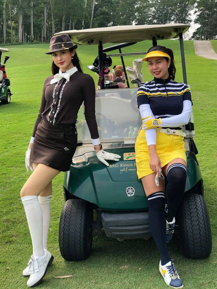 Trang phục đi đánh Golf của Á hậu Huyền My như là một BST với nhiều gam màu 