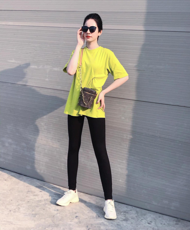Gần đây, người đẹp được nhiều khán giả quan tâm với tin đồn là “tình trẻ” của doanh nhân Đức Huy – chồng cũ Lệ Quyên. Theo đó, gout ăn mặc cũng được nâng tầm lên nhiều lần. 