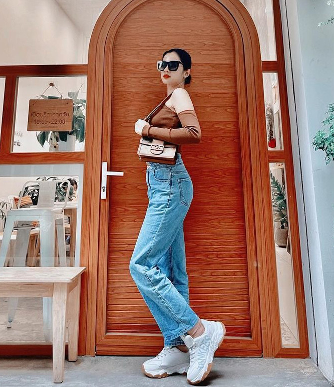 Cô thường xuyên 'dát' hàng hiệu ra phố với loạt thiết kế sang chảnh, đắt giá đến từ nhiều nhà mốt  nổi tiếng thế giới. 