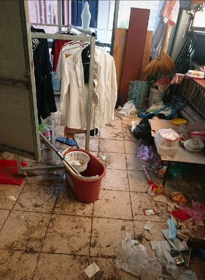 Sàn nhà không biết bao lâu chưa được lau dọn, chất bẩn dày cộm, dính chặt ở nền nhà