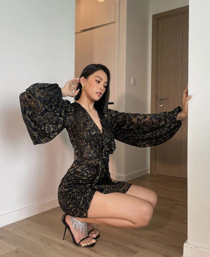 Cô nàng kết hợp với đôi quai gót mảnh và rất biết cách tạo dáng trước ống kính để tránh hớ hênh 