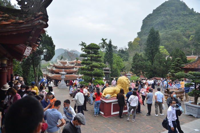 Người dân tấp nập đi lễ chùa Hương đầu năm, nhiều người vẫn không đeo khẩu trang dù được nhắc nhở Ảnh 7