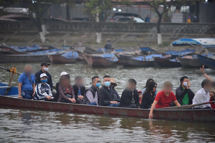 Người dân tấp nập đi lễ chùa Hương đầu năm, nhiều người vẫn không đeo khẩu trang dù được nhắc nhở Ảnh 13