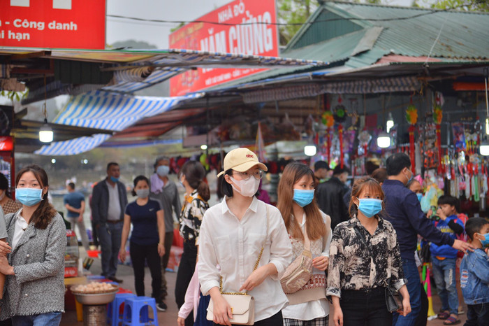 Người dân tấp nập đi lễ chùa Hương đầu năm, nhiều người vẫn không đeo khẩu trang dù được nhắc nhở Ảnh 14