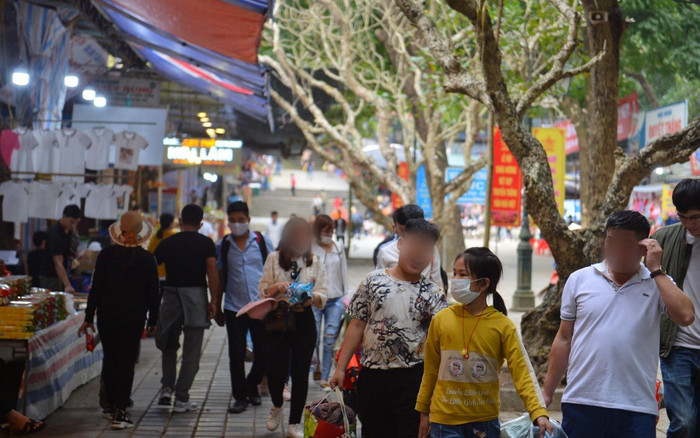 Người dân tấp nập đi lễ chùa Hương đầu năm, nhiều người vẫn không đeo khẩu trang dù được nhắc nhở Ảnh 2