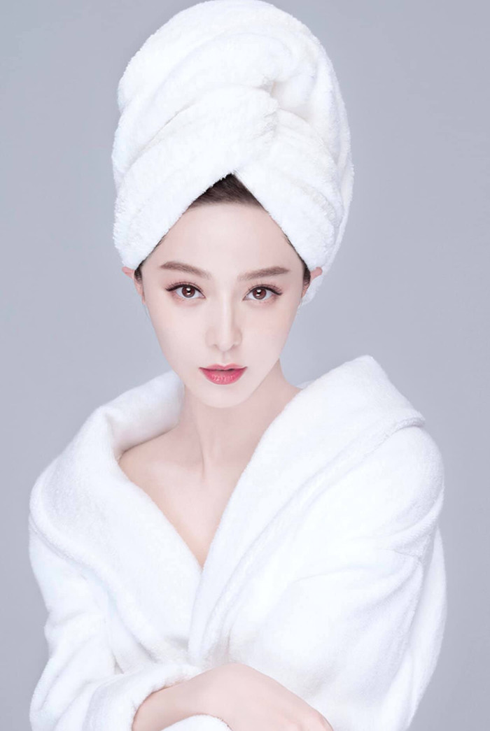 ...dù khoác chiếc áo choàng tắm không cần phải khoe quá nhiều 'da thịt' thì mỹ nhân họ Phạm cũng thừa sức tạo sự quyến rũ và gợi cảm đốn gục fan hâm mộ.