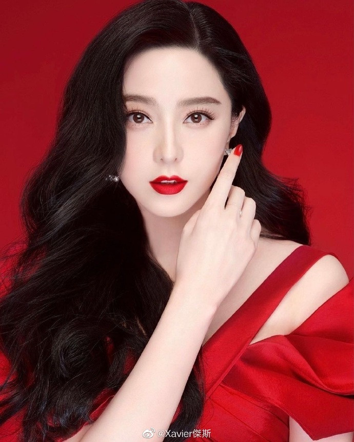 Nhan sắc hoàn hảo cùng sắc đỏ từ trang phục, phông nền khiến bức ảnh trông vô cùng nổi bật