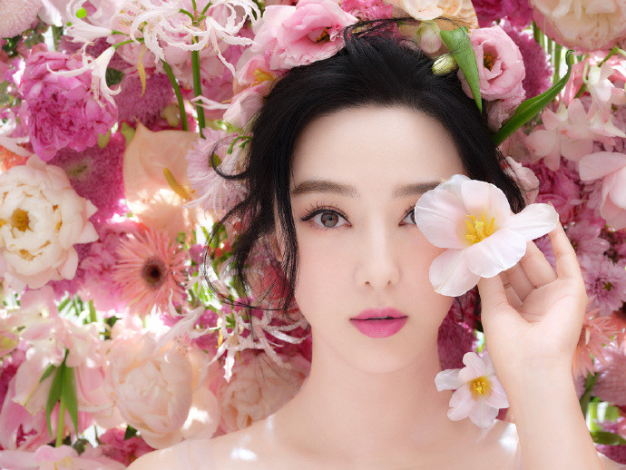 Nếu như những bức ảnh trên mang phong cách sang trọng, quý phái thì với hình ảnh này, Phạm Băng Băng mang đến vẻ ngoài tinh khiết, nhẹ nhàng như cánh hoa.