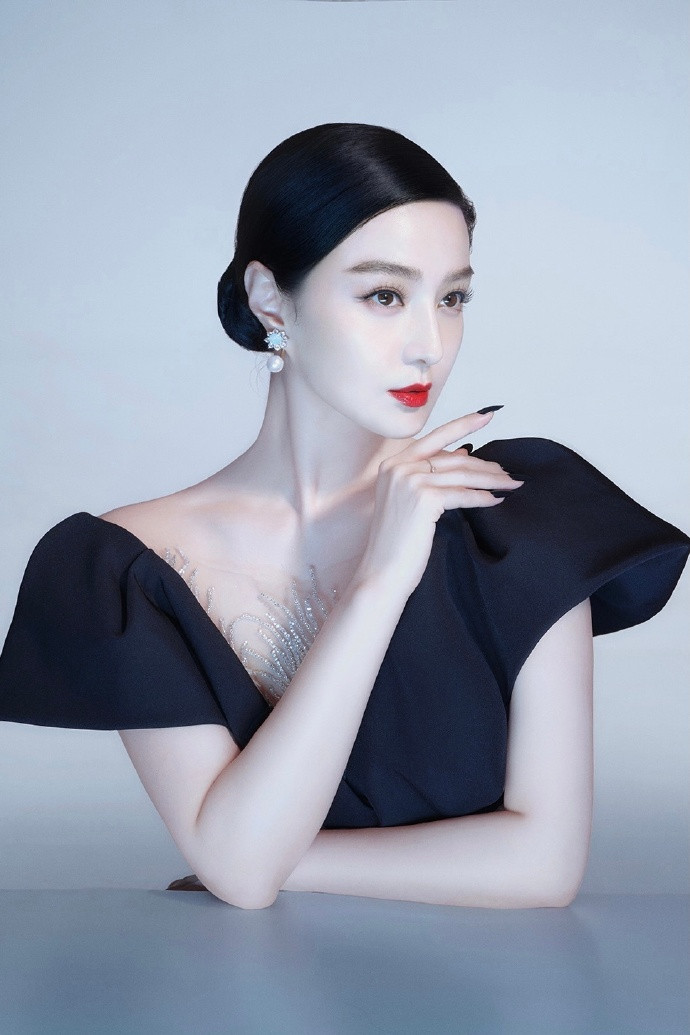 Làn da trắng sứ, đôi môi đỏ thắm cùng cách tạo dáng kiêu sa giúp cô nàng toát ra thần thái hơn người. 