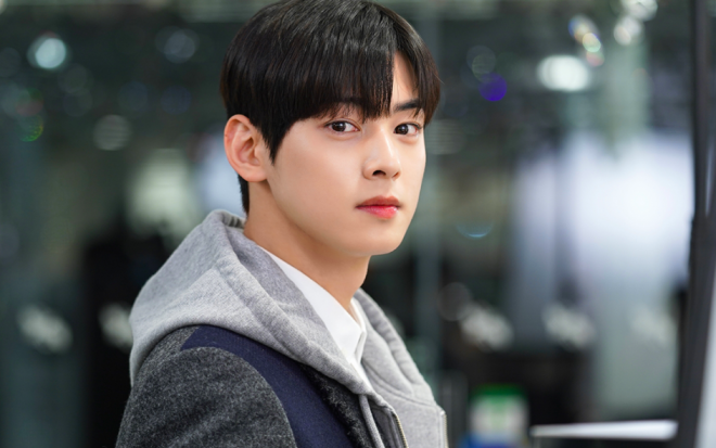 Cha Eun Woo cuối cùng cũng chịu tẩy tóc, chỉ còn duy nhất một nam Idol mãi chung thủy với mái tóc tối màu Ảnh 2