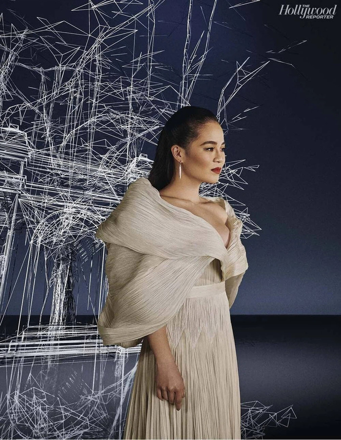 Người đẹp chọn lối trang điểm sắc sảo, mái tóc chải ngược tôn hết gương mặt tao nhã.