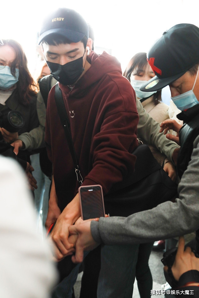 Cả rừng fan náo loạn, chen lấn tại sân bay để đón Cung Tuấn Ảnh 10