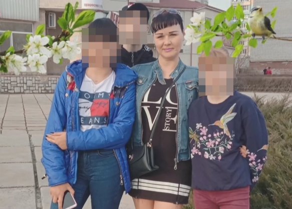 Sau khi sát hại vợ, Dmytro chỉ ngồi thừ người đợi cảnh sát bắt giữ. 