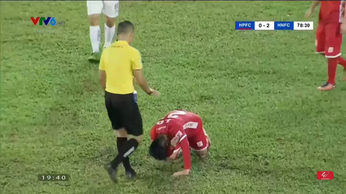 Marton Lò đau đớn sau khi bị trọng tài Ngô Duy Lân vô tình vung tay trúng mặt.