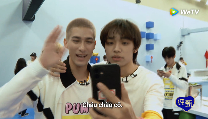 Mika chào hỏi mẹ của Tăng Hàm Giang