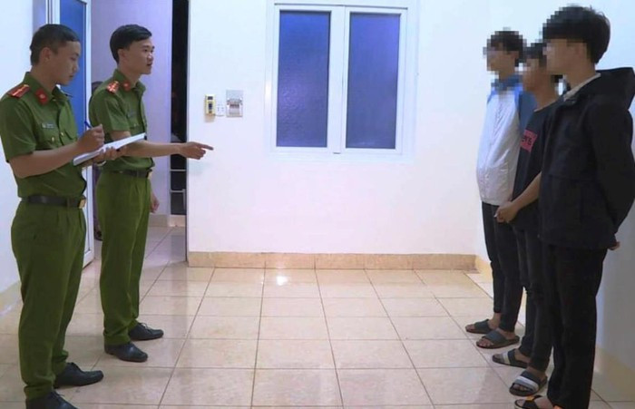 Công an triệu tập một nhóm học sinh để làm việc về hành vi bạo lực học đường