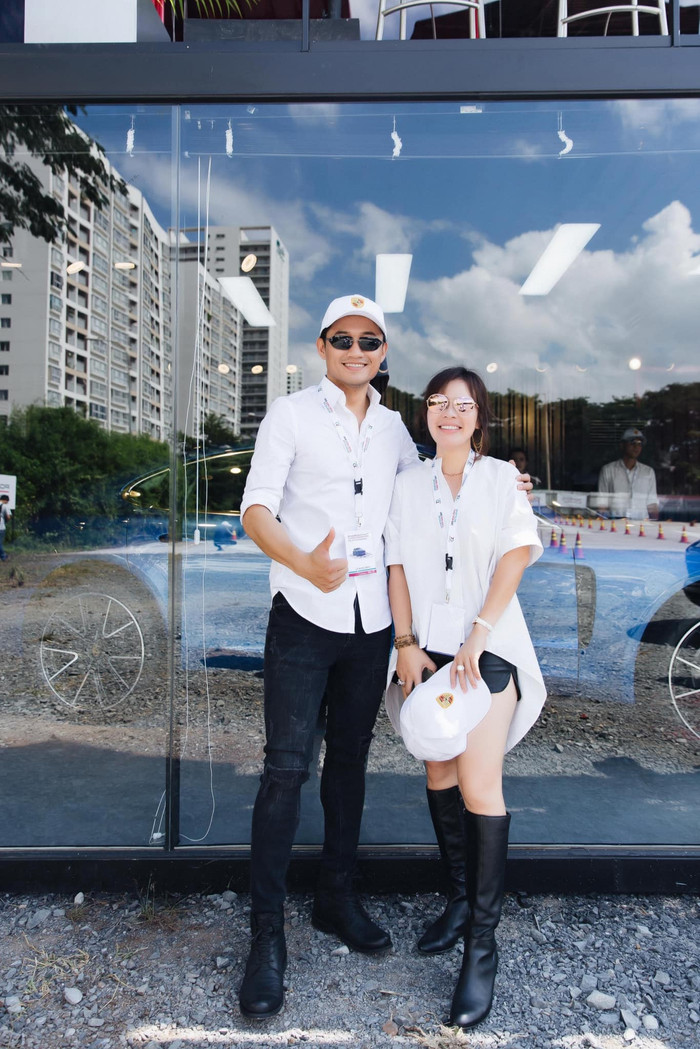 Cả hai vợ chồng như diện đồ đôi vào khoảng thời gian mới biết nhau ton -sur -ton từ trên xuống 