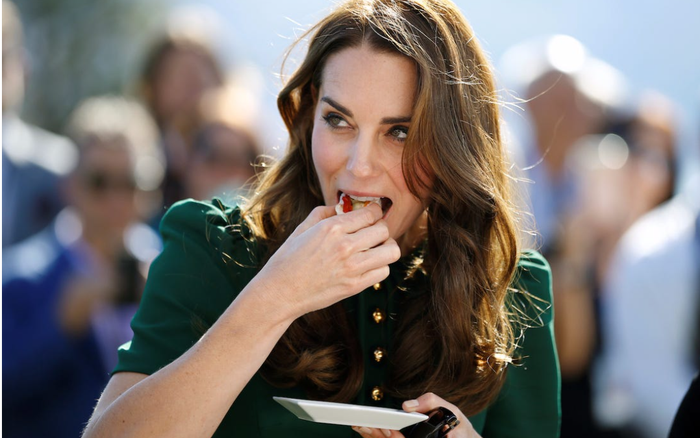 Bí ẩn tủ đồ Hoàng gia: Những điều Kate Middleton không được làm khi trở thành cô dâu hoàng gia Ảnh 2