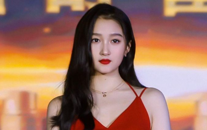 Đẳng cấp nữ thần Quan Hiểu Đồng, mặc váy xẻ tà cũng lên top 3 hot search Ảnh 2