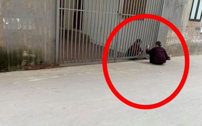 Hai cụ bà đưa bánh cho nhau qua khung cửa sắt, sự thật phía sau càng khiến dân mạng bất ngờ Ảnh 2