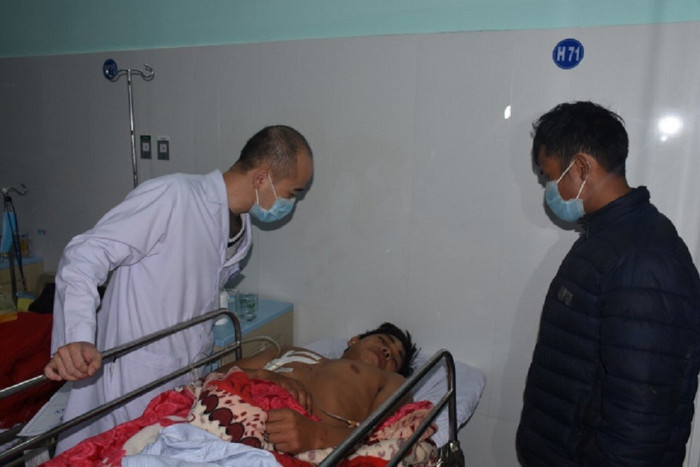 Nam thanh niên được chăm sóc tại Bệnh viện Đa khoa tỉnh Kon Tum. Ảnh: Báo Giao Thông