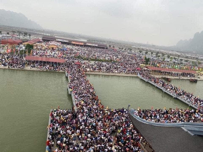 Lượng khách đổ về ngôi chùa Tam Chúc trong ngày 14/3 là cực kỳ lớn.