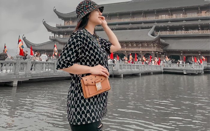 Khoe ảnh đi chùa, vợ Bùi Tiến Dũng làm rộ tin đang mang thai con thứ 2 Ảnh 2