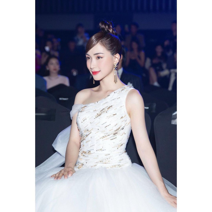 Hoà Minzy và ông xã nắm tay, bé Bo khóc ré lên giành mẹ Ảnh 5