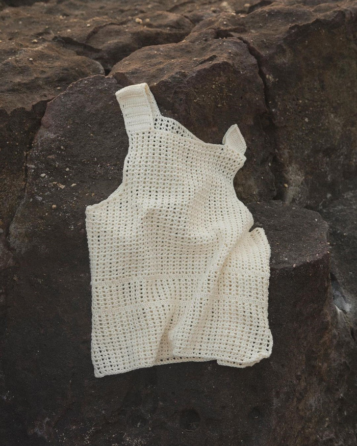 Thiết kế tưởng khó mặc nhưng hóa ra lại dễ áp dụng. Chất liệu len đan thắt nhưng không quá hở hang, khó cảm. 